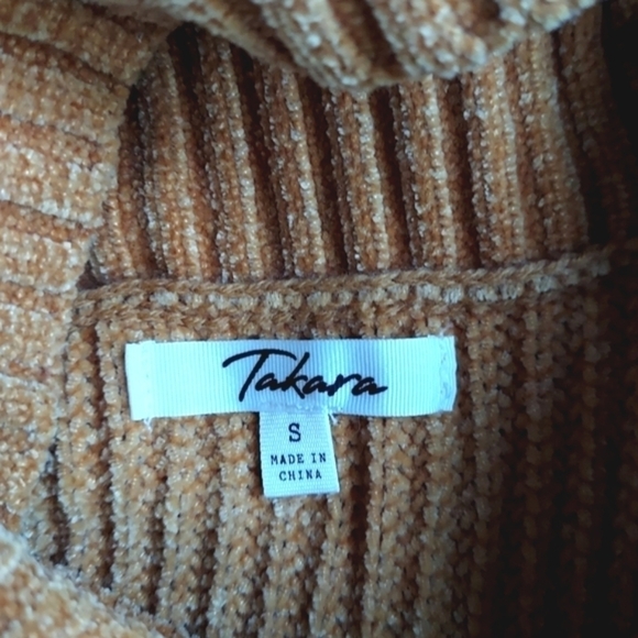 Takara Oversized Cropped Striped Turtleneck Sweater - Picture 11 of 12